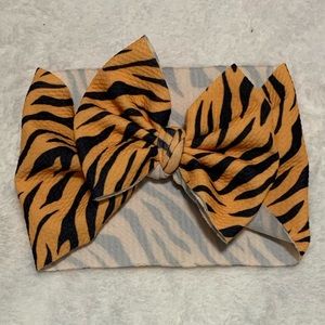 NB big tiger print bow